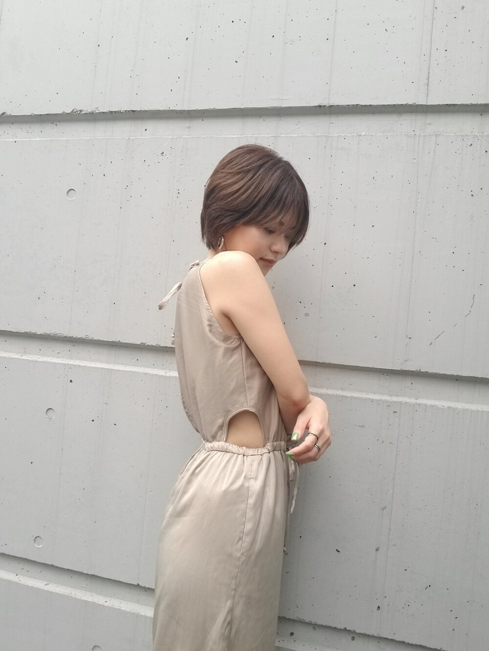 ブラック系のつなぎ/オールインワン、ブルー系のつなぎ/オールインワン、ベージュ系のつなぎ/オールインワンを着用したレディースの夏コーディネートの2枚目の写真