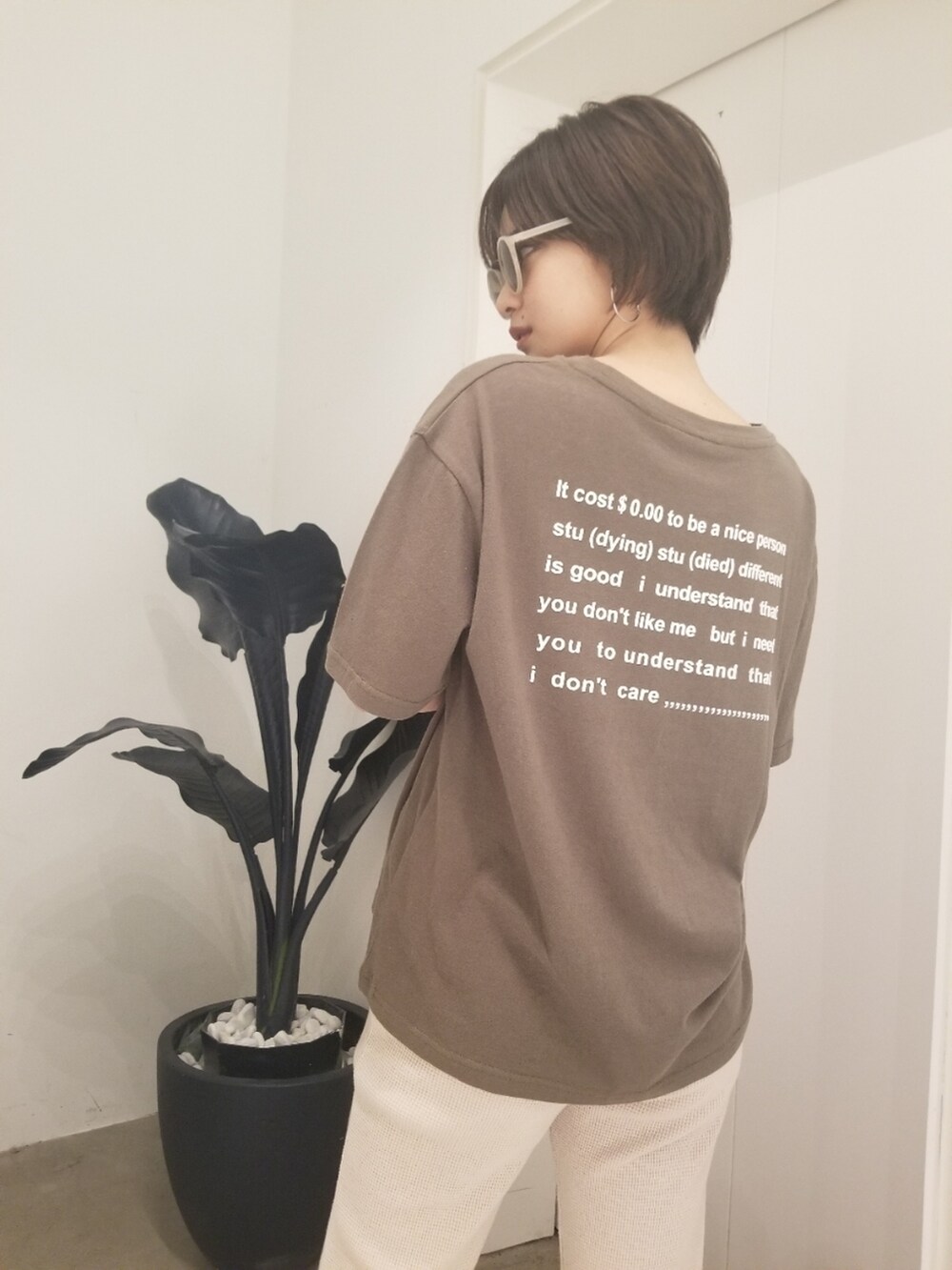 ベージュ系のTシャツ/カットソーを着用したレディースの夏コーディネートの3枚目の写真