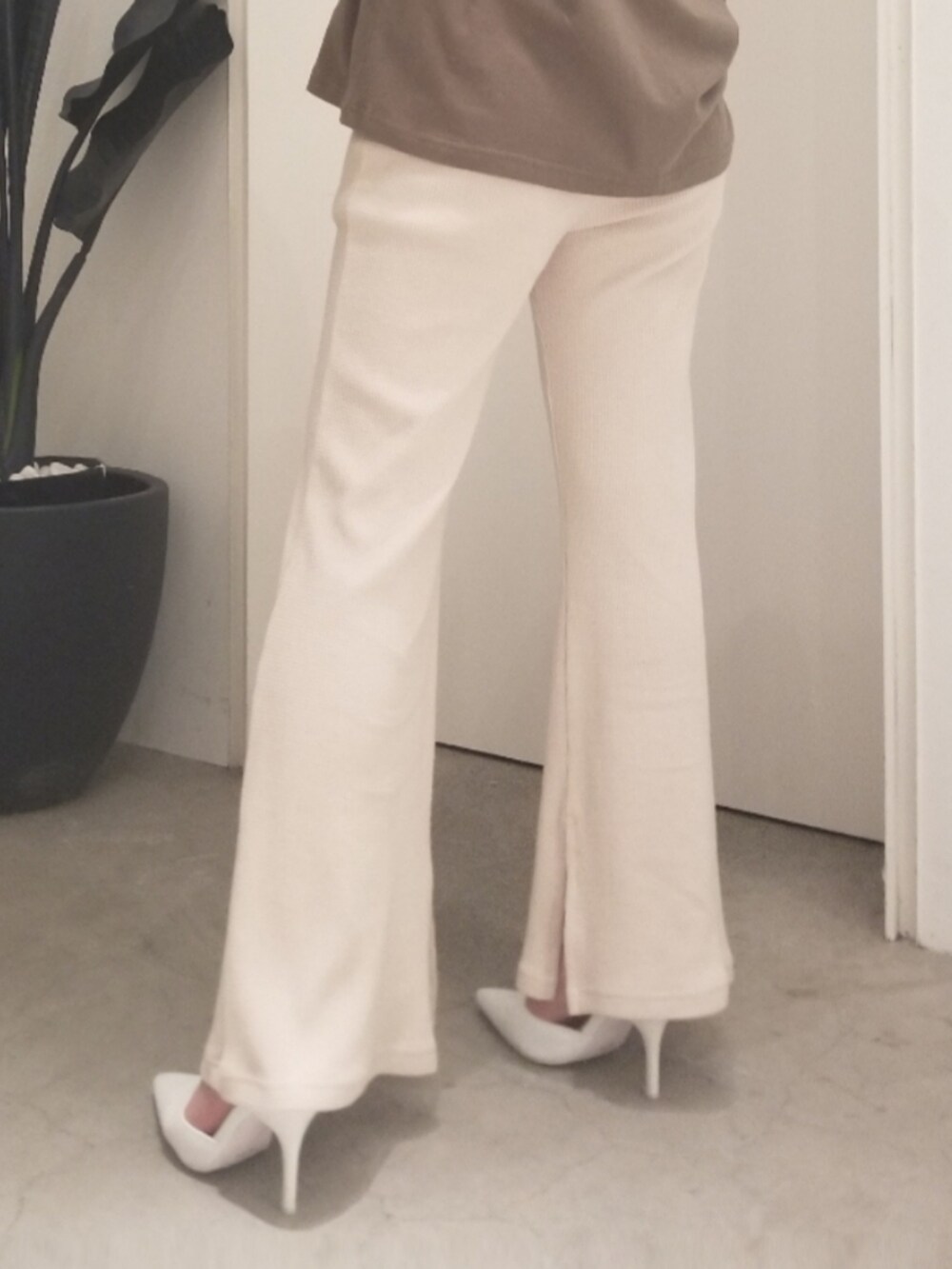 ベージュ系のTシャツ/カットソーを着用したレディースの夏コーディネートの2枚目の写真