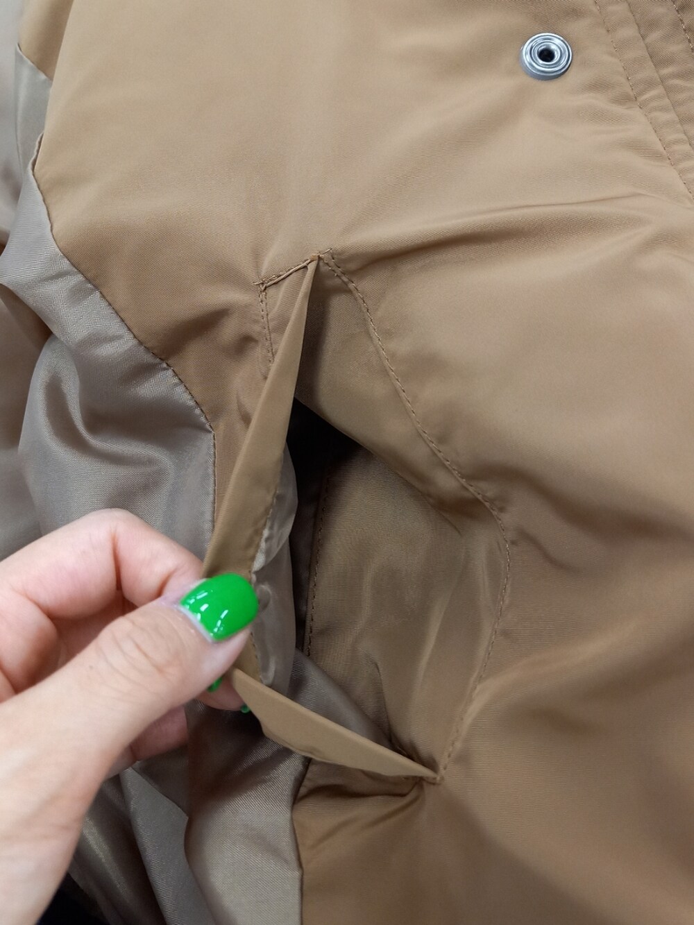 ブラック系のダウンジャケット/コート、ブラック系のワンピース、ブラウン系のブーツを着用したレディースの秋コーディネートの6枚目の写真