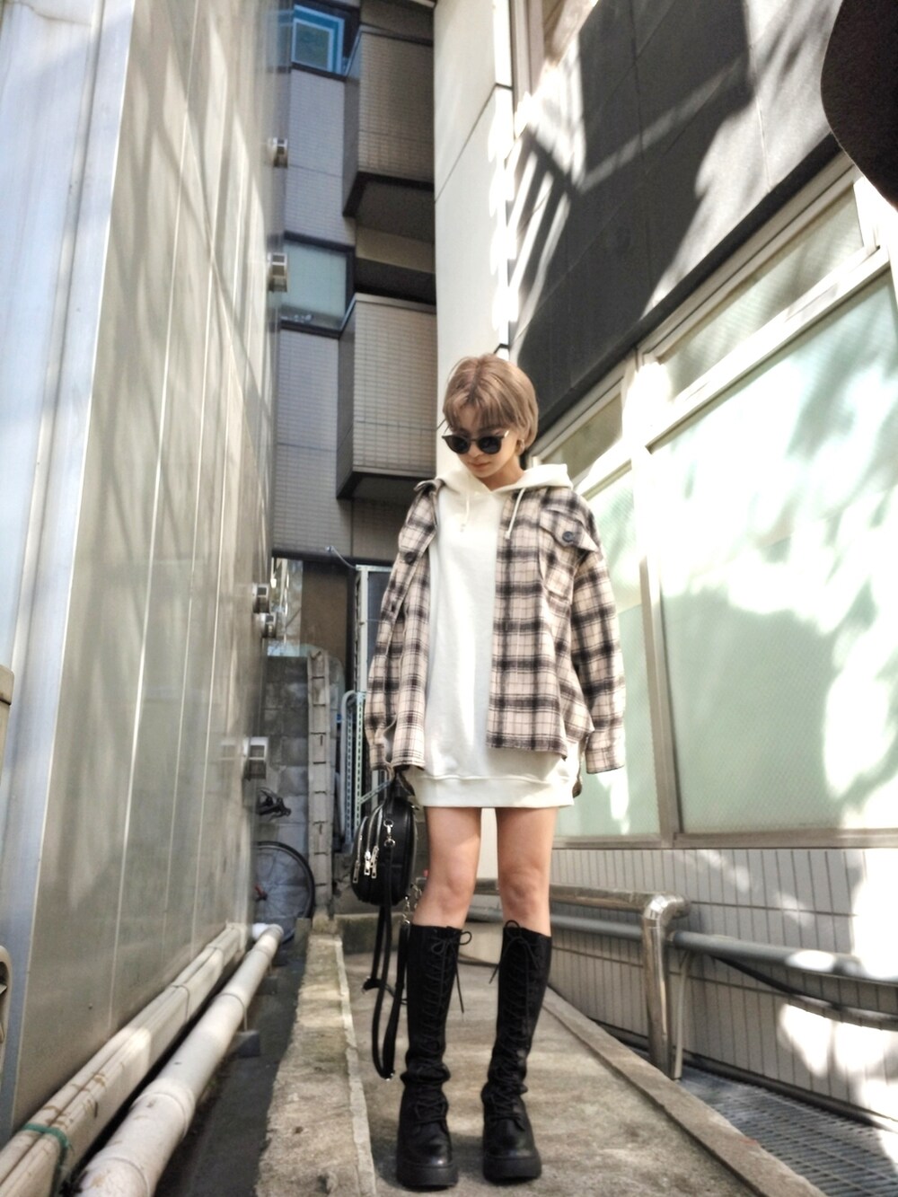 ブラック系のブーツ、ホワイト系のシャツ/ブラウス、ホワイト系のパーカーを着用したレディースの秋コーディネートの4枚目の写真