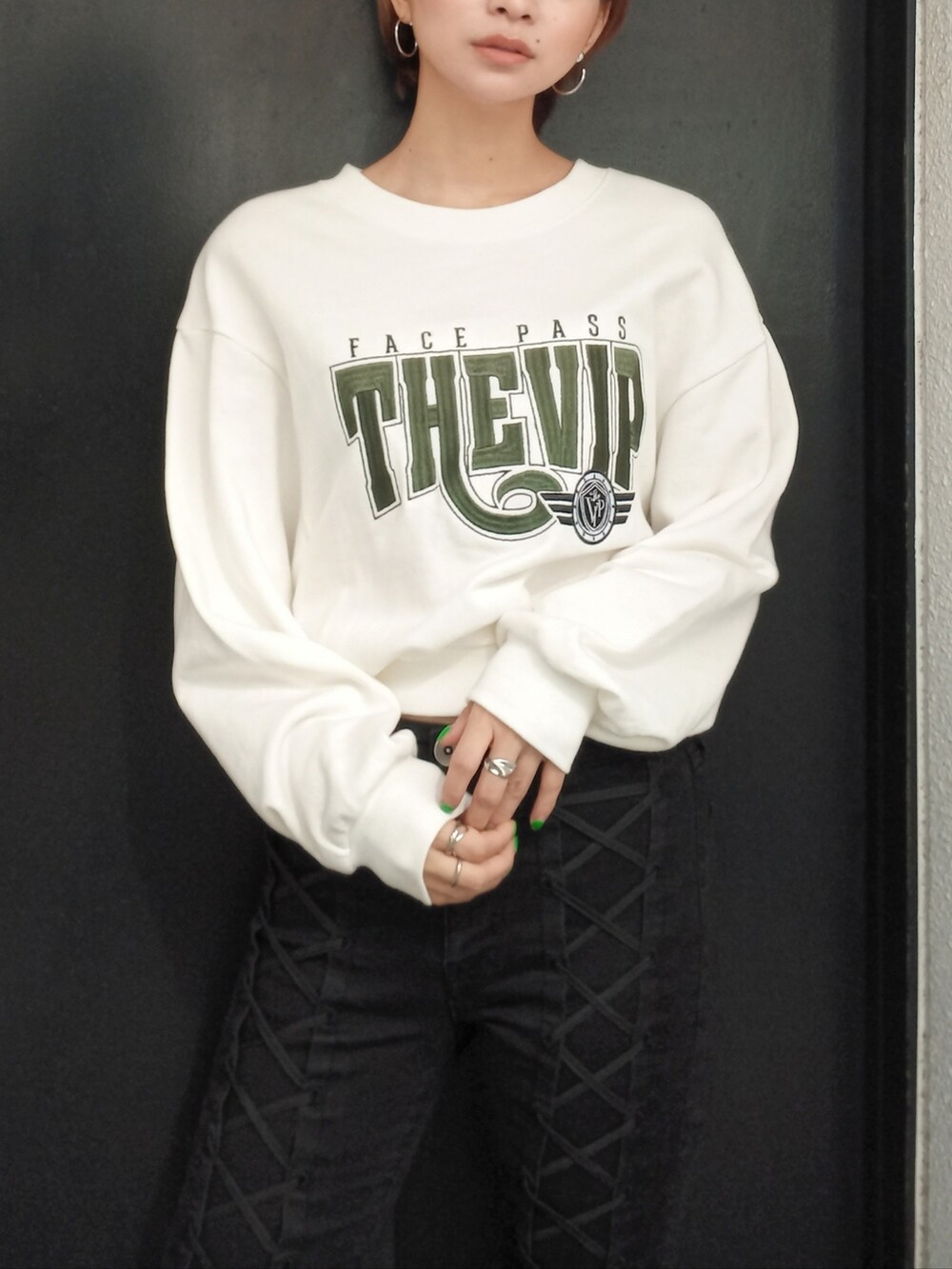 ブラック系のその他パンツ、ブラック系のパンプス、ホワイト系のスウェットを着用したレディースの秋コーディネートの3枚目の写真