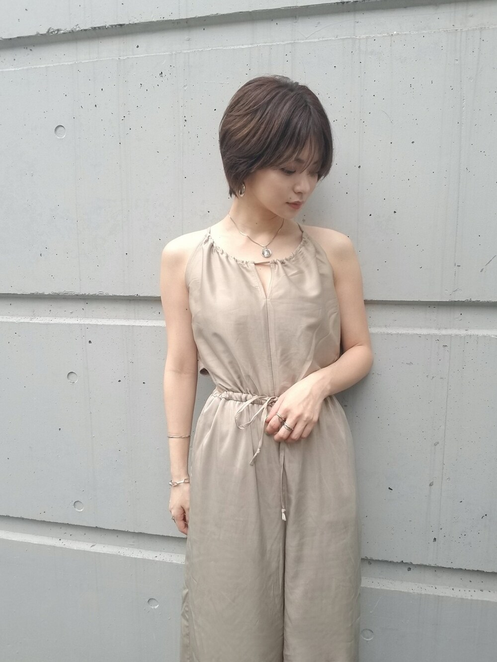 ブラック系のつなぎ/オールインワン、ブルー系のつなぎ/オールインワン、ベージュ系のつなぎ/オールインワンを着用したレディースの夏コーディネートの3枚目の写真