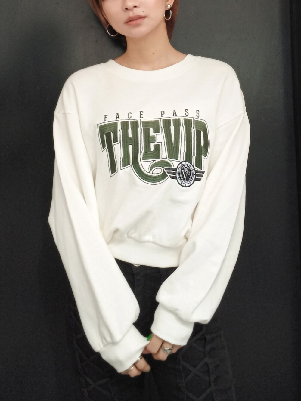 ブラック系のその他パンツ、ブラック系のパンプス、ホワイト系のスウェットを着用したレディースの秋コーディネートの4枚目の写真