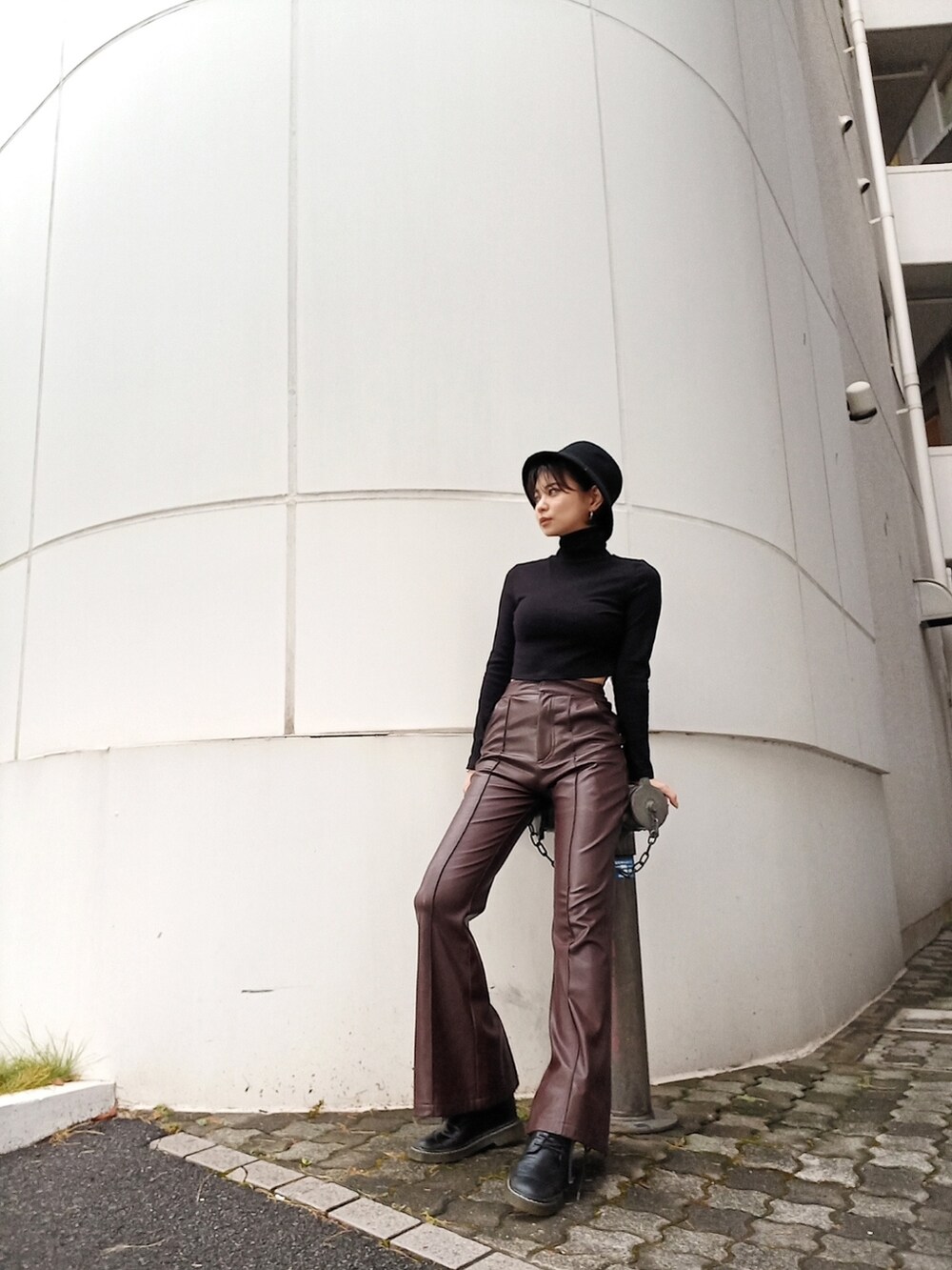 ブラック系のその他パンツを着用したレディースの秋コーディネートの2枚目の写真