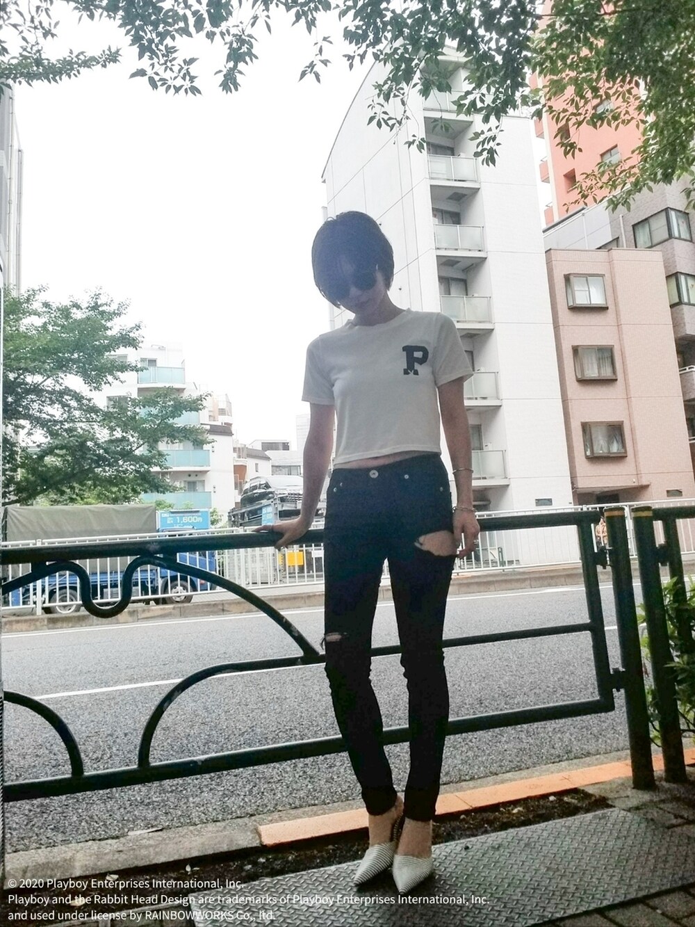 その他のパンプス、ブラック系のその他パンツを着用したレディースの夏コーディネートの2枚目の写真