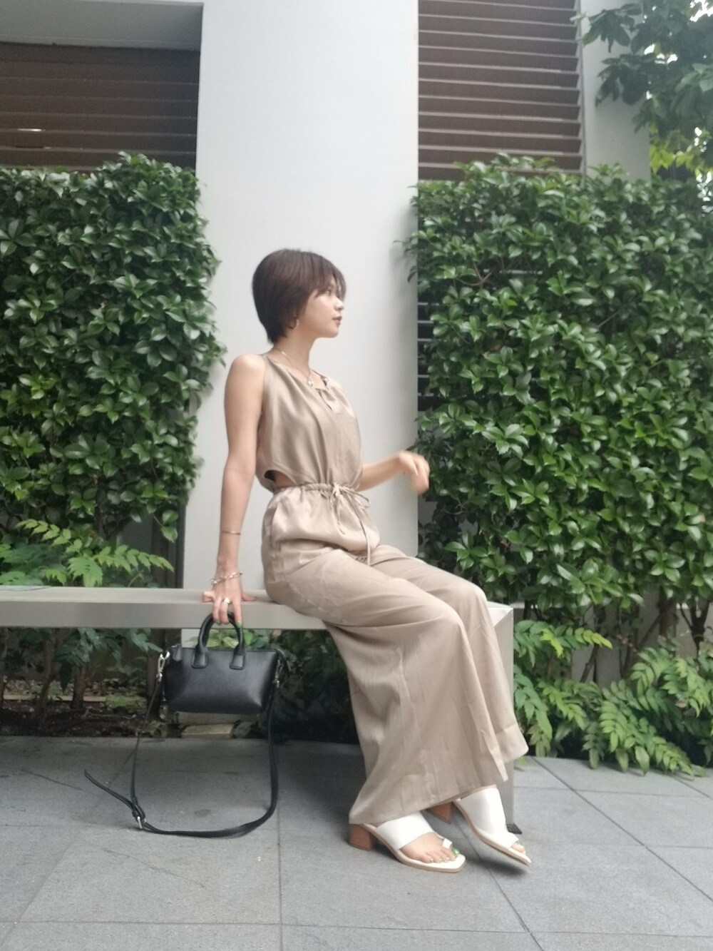 ブラック系のつなぎ/オールインワン、ブルー系のつなぎ/オールインワン、ベージュ系のつなぎ/オールインワンを着用したレディースの夏コーディネートの4枚目の写真