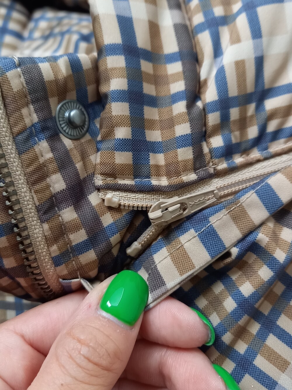 ブラック系のダウンジャケット/コート、ブラック系のワンピース、ブラウン系のブーツを着用したレディースの秋コーディネートの5枚目の写真