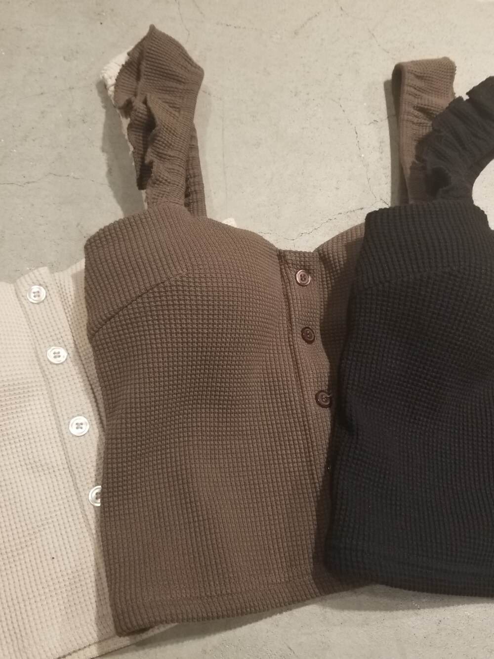 ブラック系のキャミソール、ベージュ系のキャミソール、ベージュ系のキャミソールを着用したレディースの夏コーディネートの2枚目の写真