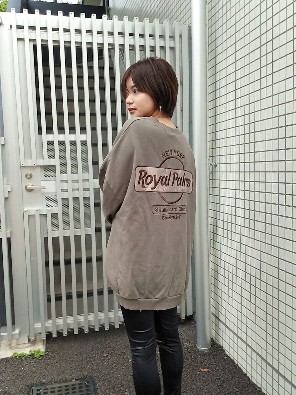 イエロー系のスウェット、ベージュ系のスウェットを着用したレディースの夏コーディネートの3枚目の写真