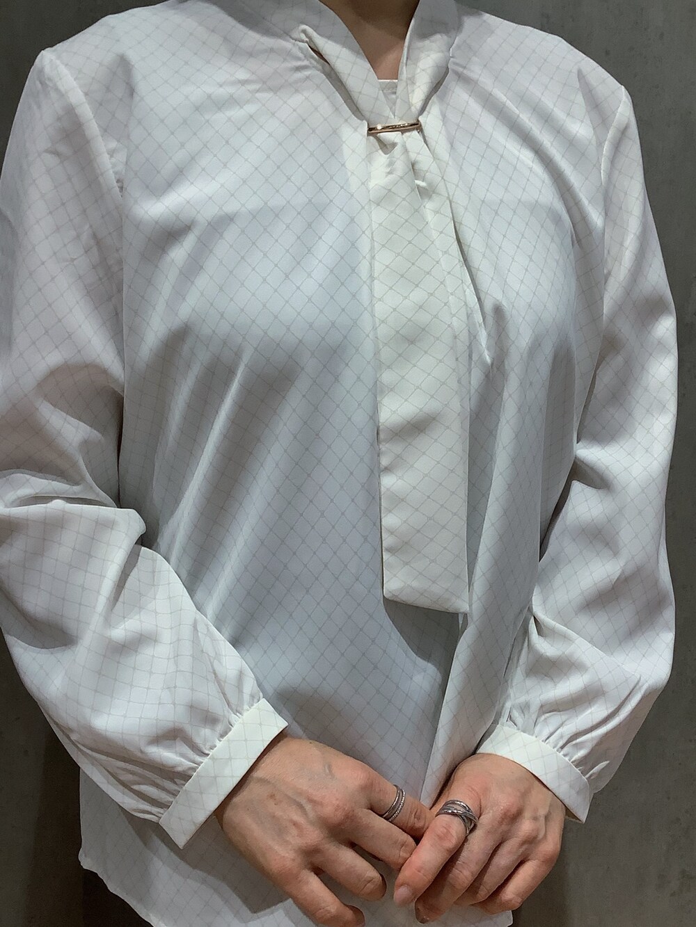 ホワイト系のシャツ/ブラウスを着用したレディースの秋コーディネートの2枚目の写真