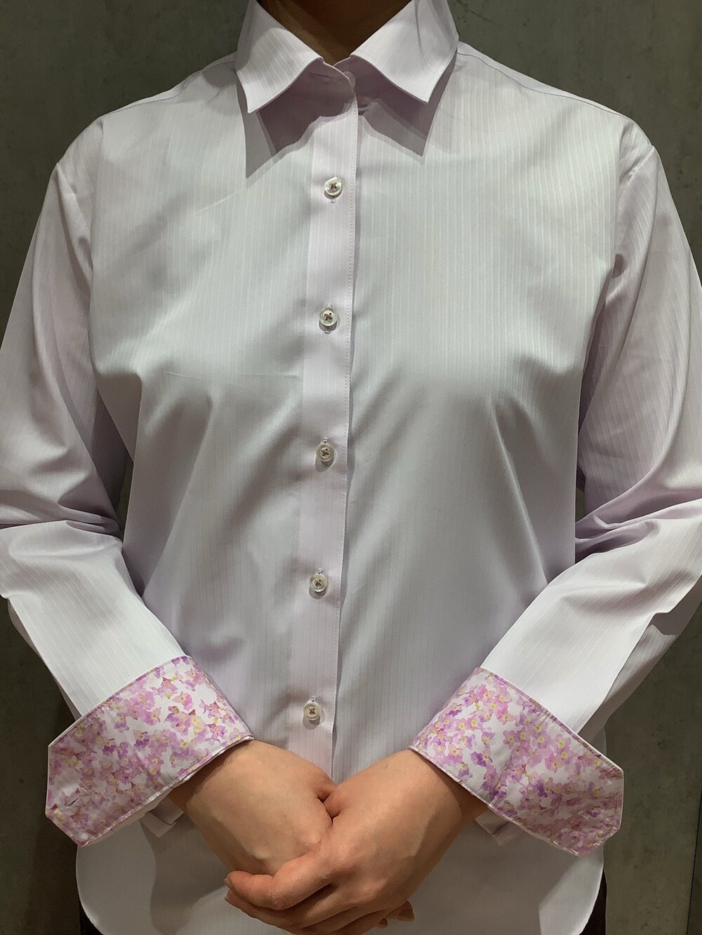 ピンク系のシャツ/ブラウスを着用したレディースの冬コーディネートの2枚目の写真