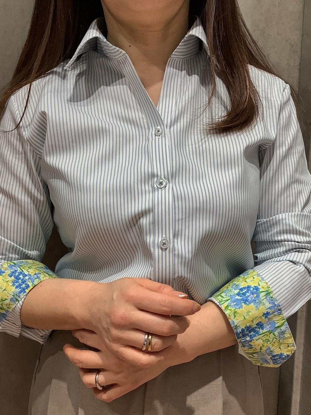 グリーン系のシャツ/ブラウスを着用したレディースの冬コーディネートの2枚目の写真