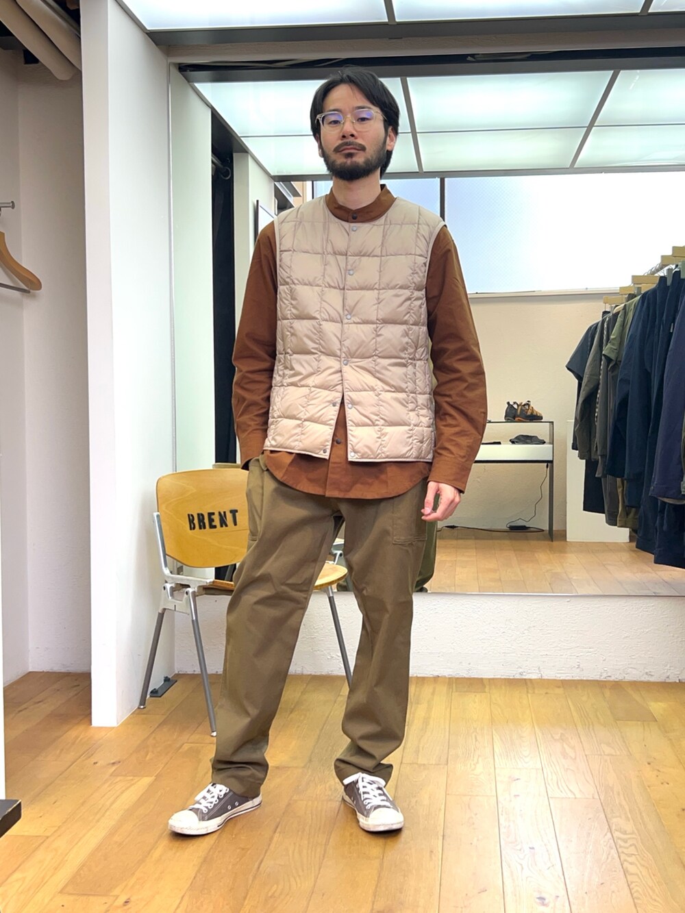 「narifuri、ナリフリ、冬アウター、秋冬コーデ、休日スタイル、お出かけコーデ、ダウンベスト、ネルシャツ、インナーベスト、TAION、カーゴパンツ」｜「narifuriのバックメッシュ フィールドパーカー（ナイロンジャケット、オレンジ系）」を使った、hossicaさん（メンズ・166cm）の冬コーディネートの2枚目の写真