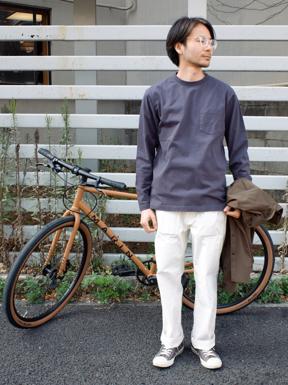 「白パンツ、自転車スタイル、春夏コーデ、narifuri、春服デビュー宣言」｜「narifuriのUPR ベンチレーションシャツ（シャツ/ブラウス、グリーン系）」を使った、hossicaさん（メンズ・166cm）の春コーディネートの3枚目の写真