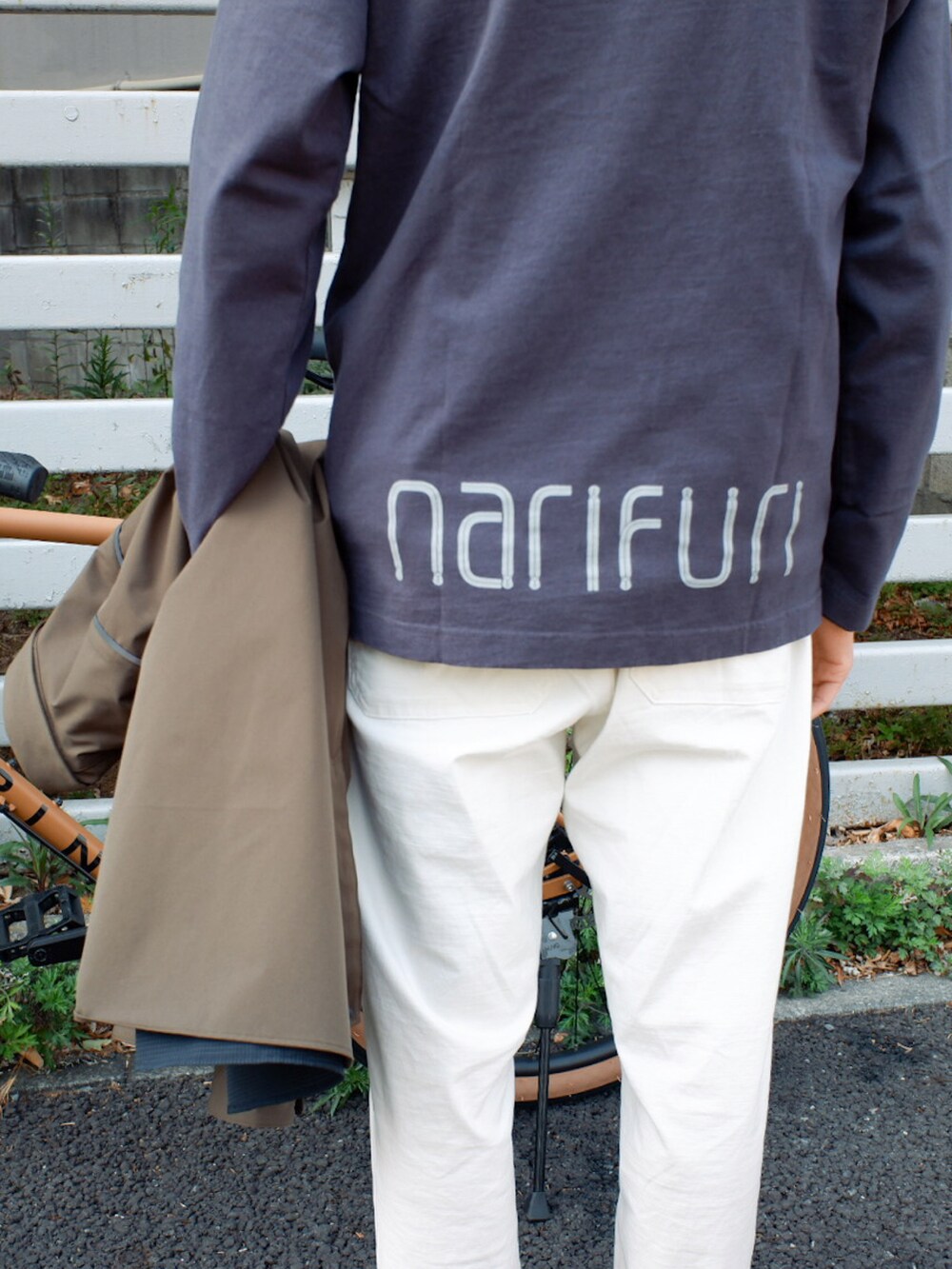 「白パンツ、自転車スタイル、春夏コーデ、narifuri、春服デビュー宣言」｜「narifuriのUPR ベンチレーションシャツ（シャツ/ブラウス、グリーン系）」を使った、hossicaさん（メンズ・166cm）の春コーディネートの4枚目の写真