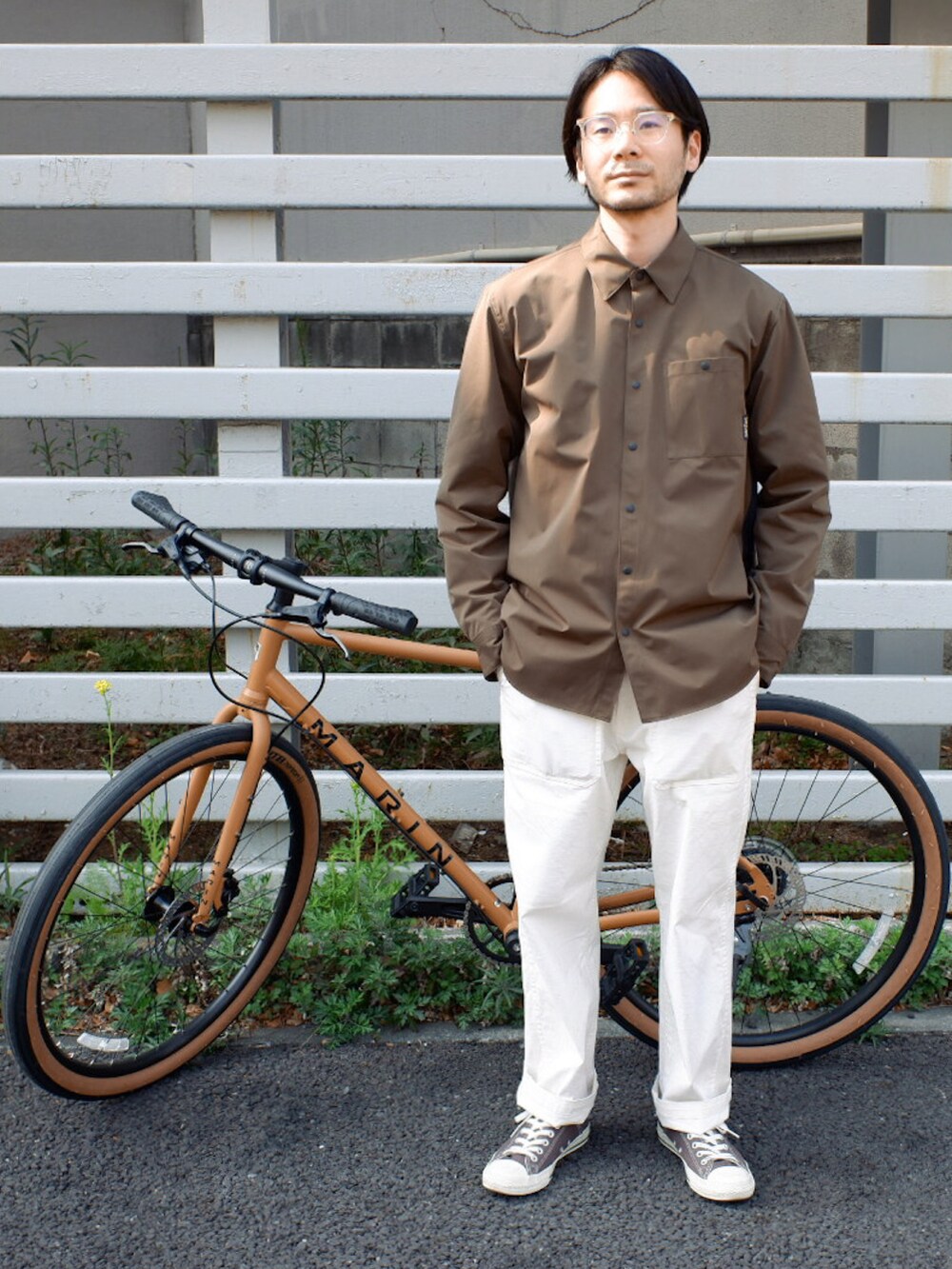 「白パンツ、自転車スタイル、春夏コーデ、narifuri、春服デビュー宣言」｜「narifuriのUPR ベンチレーションシャツ（シャツ/ブラウス、グリーン系）」を使った、hossicaさん（メンズ・166cm）の春コーディネートの2枚目の写真