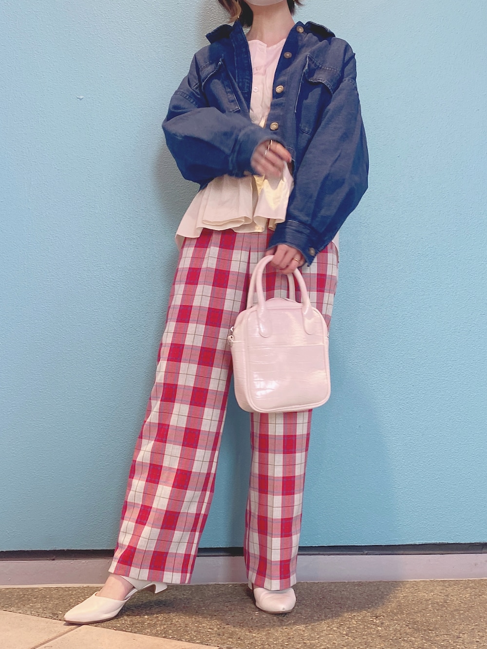 「大人カジュアル、チェックパンツ、赤チェック、デニムジャケット、GU、甘辛mix、低身長、ショルダーバッグ、ストレートパンツ、カラーコーデ、骨格ウェーブ、低身長コーデ」｜「GUのアイテム（デニムジャケット、ブルー系）」を使った、I v yさん（レディース・153cm）の春コーディネートの3枚目の写真