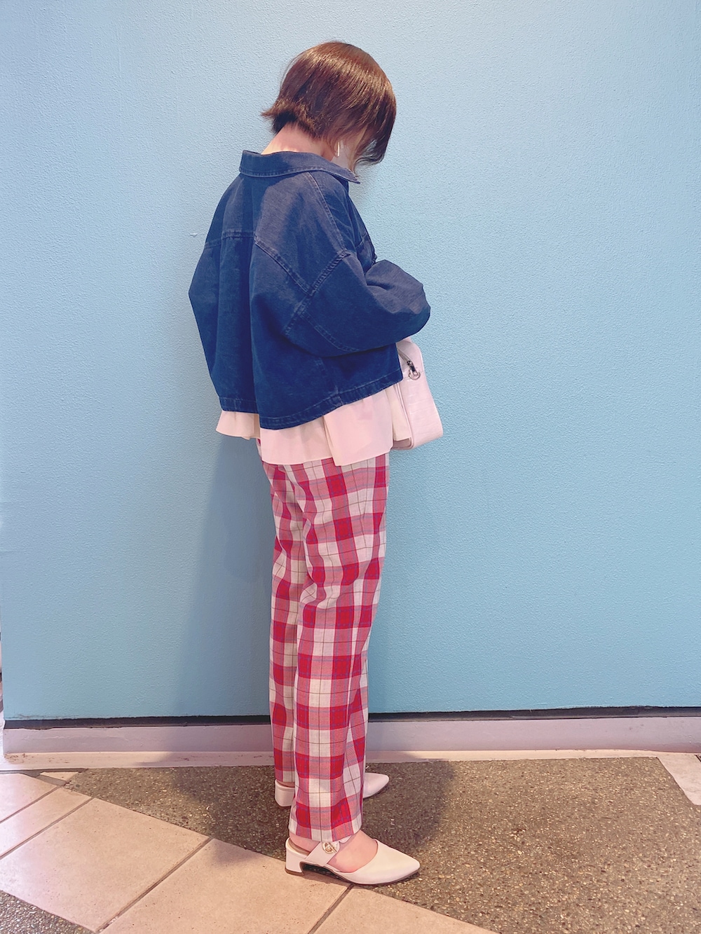 「大人カジュアル、チェックパンツ、赤チェック、デニムジャケット、GU、甘辛mix、低身長、ショルダーバッグ、ストレートパンツ、カラーコーデ、骨格ウェーブ、低身長コーデ」｜「GUのアイテム（デニムジャケット、ブルー系）」を使った、I v yさん（レディース・153cm）の春コーディネートの4枚目の写真
