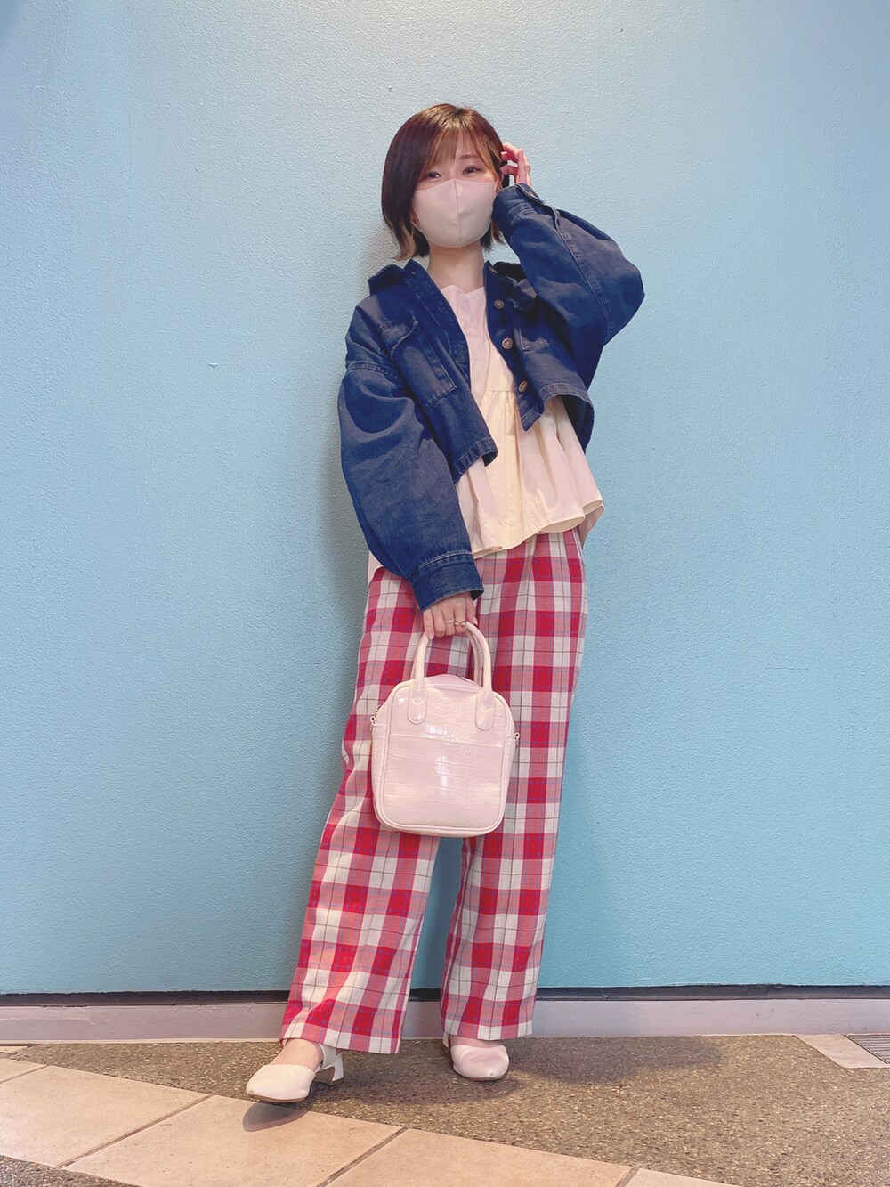 「大人カジュアル、チェックパンツ、赤チェック、デニムジャケット、GU、甘辛mix、低身長、ショルダーバッグ、ストレートパンツ、カラーコーデ、骨格ウェーブ、低身長コーデ」｜「GUのアイテム（デニムジャケット、ブルー系）」を使った、I v yさん（レディース・153cm）の春コーディネートの2枚目の写真