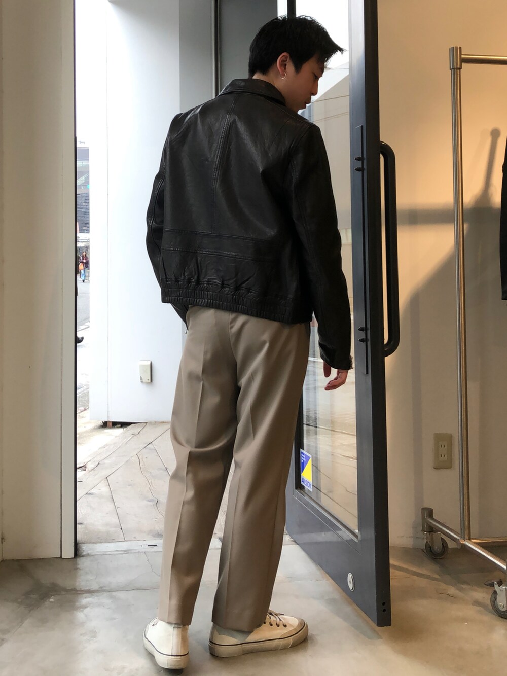 ベージュ系のシャツ/ブラウス、ブラック系のその他アウター、ベージュ系のその他パンツを着用したメンズの冬コーディネートの2枚目の写真