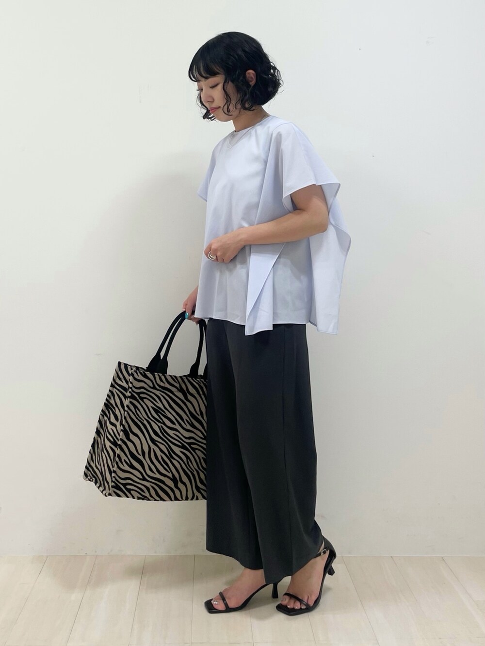 グレー系のシャツ/ブラウス、グレー系のその他パンツ、その他のその他を着用したレディースの夏コーディネートの5枚目の写真