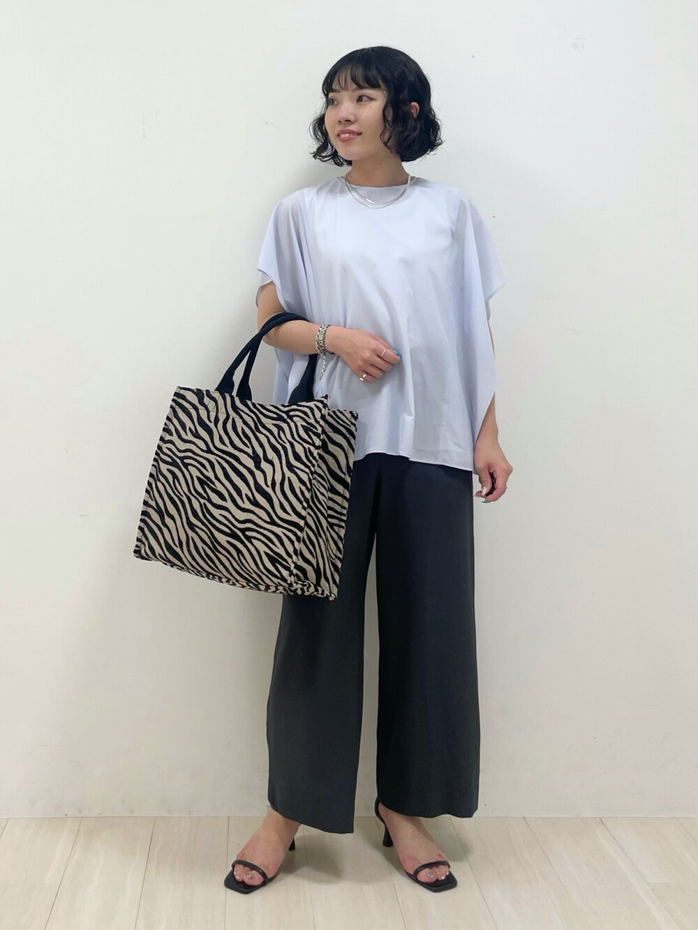 グレー系のシャツ/ブラウス、グレー系のその他パンツ、その他のその他を着用したレディースの夏コーディネートの2枚目の写真