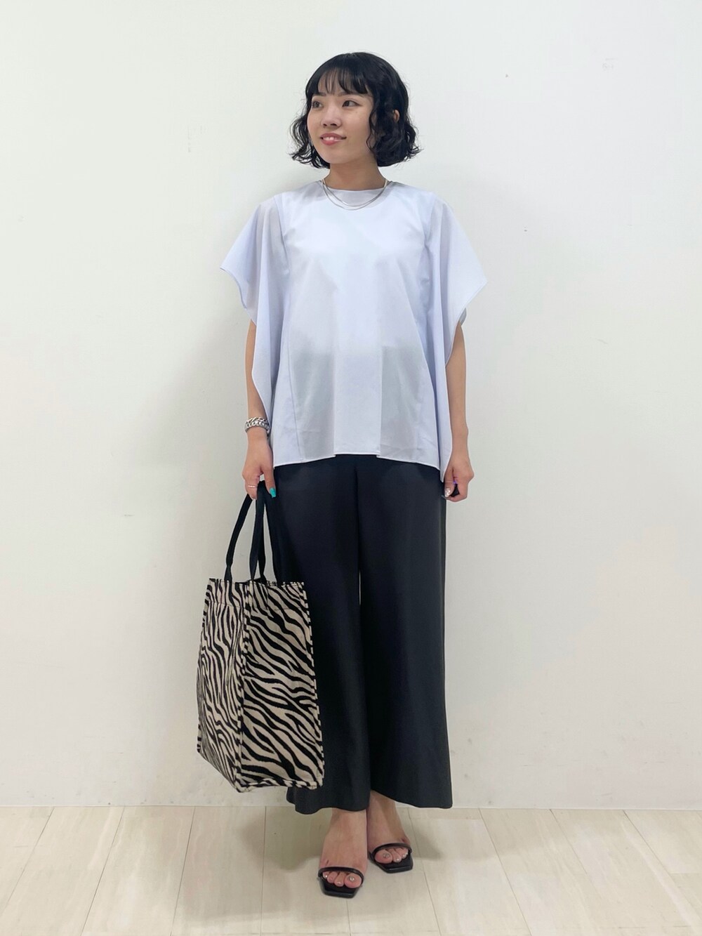 グレー系のシャツ/ブラウス、グレー系のその他パンツ、その他のその他を着用したレディースの夏コーディネートの3枚目の写真