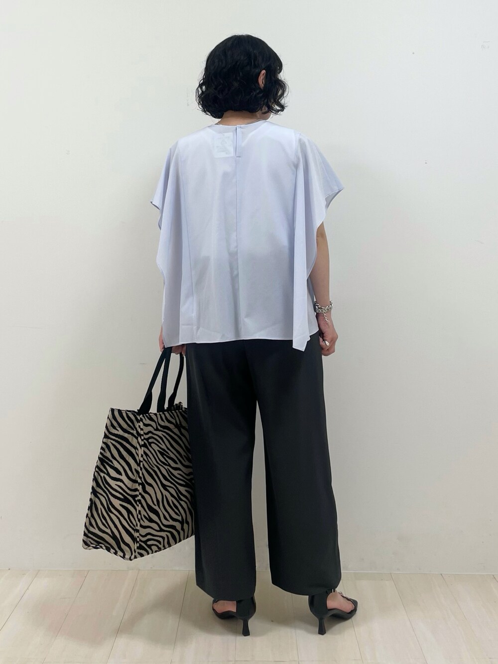 グレー系のシャツ/ブラウス、グレー系のその他パンツ、その他のその他を着用したレディースの夏コーディネートの6枚目の写真