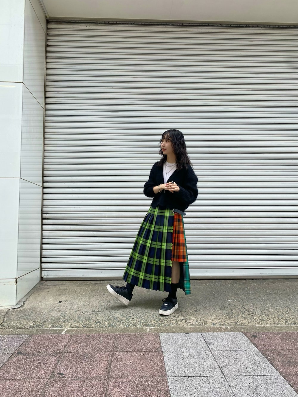 ブラック系のカーディガン/ボレロ、ホワイト系のTシャツ/カットソー、その他のスカートを着用したレディースの秋コーディネートの2枚目の写真