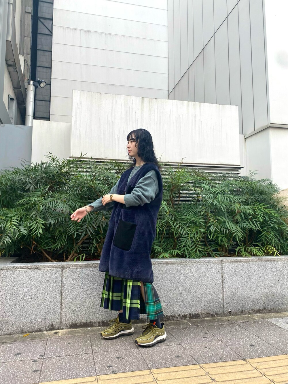 グリーン系のニット/セーター、ブルー系のその他アウター、その他のスカートを着用したレディースの秋コーディネートの2枚目の写真