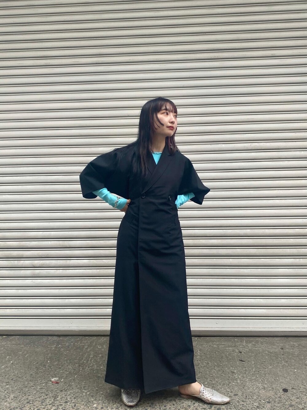 ブラック系のワンピース/ドレス、ブルー系のトップスを着用したレディースの夏コーディネートの2枚目の写真