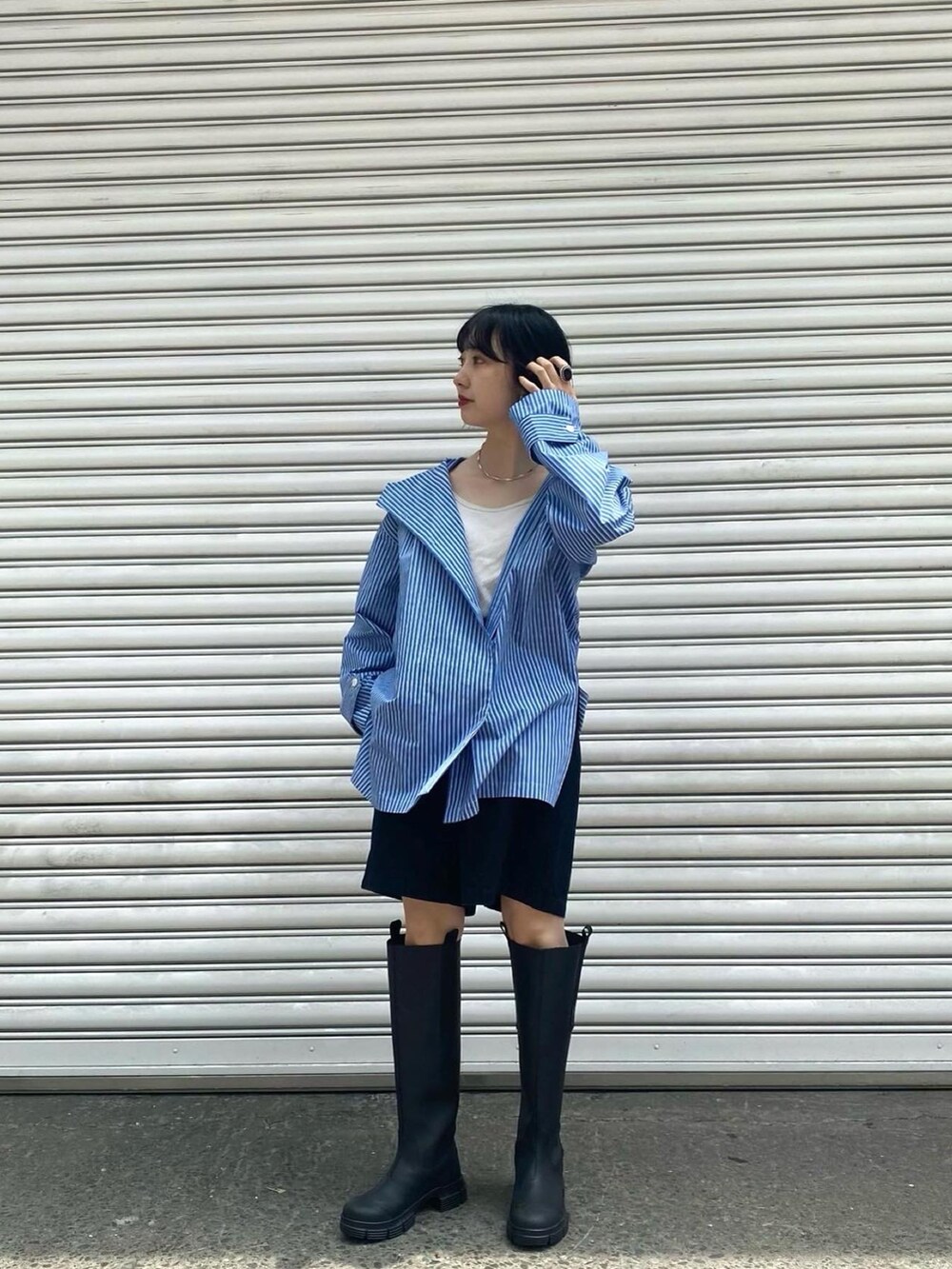 ホワイト系のタンクトップ、ブルー系のシャツ/ブラウス、ブルー系のその他パンツを着用したレディースの春コーディネートの2枚目の写真