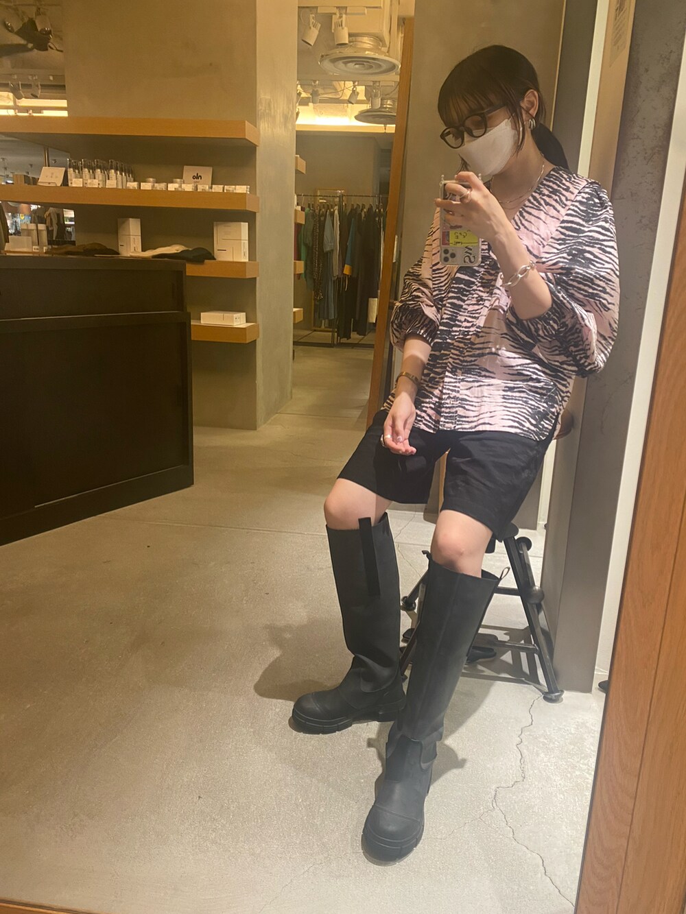 ピンク系のトップス、ブラック系のその他パンツ、ブラック系のブーツを着用したレディースの秋コーディネートの2枚目の写真