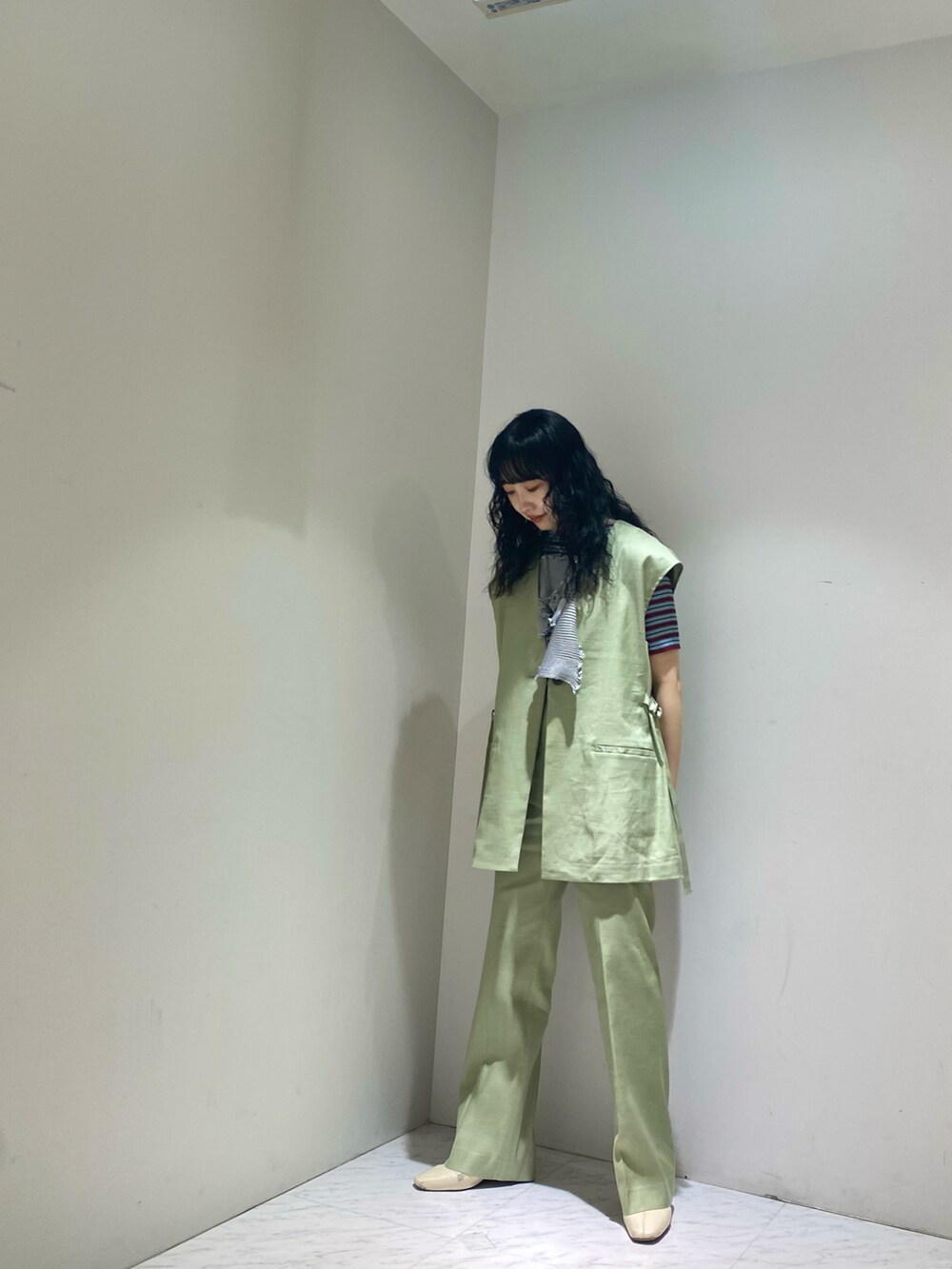 グリーン系のベスト、グリーン系のその他パンツ、ブルー系のトップスを着用したレディースの春コーディネートの2枚目の写真