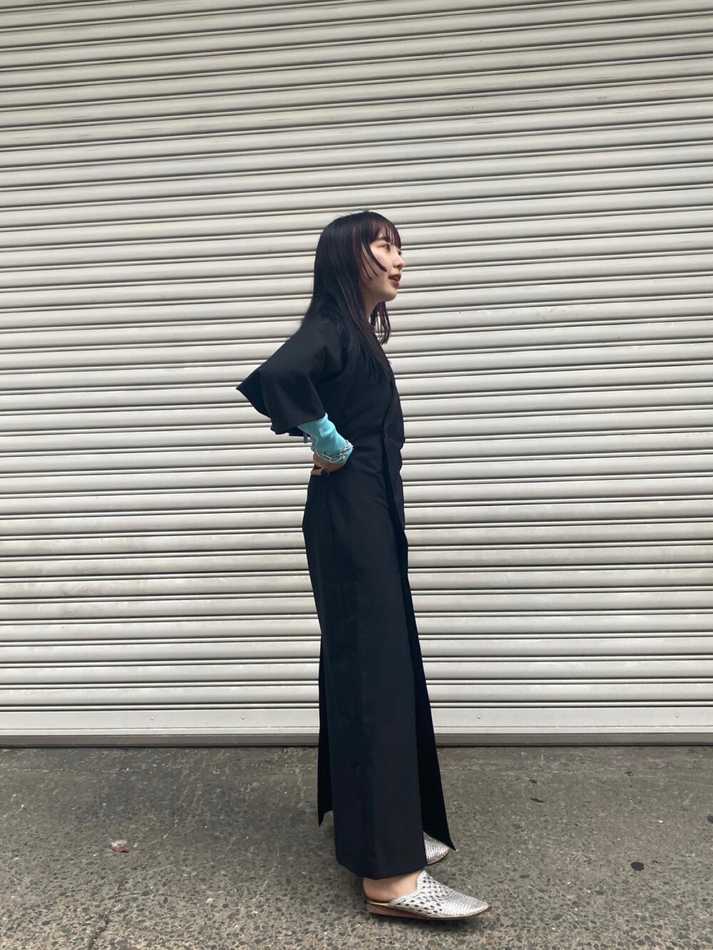 ブラック系のワンピース/ドレス、ブルー系のトップスを着用したレディースの夏コーディネートの3枚目の写真