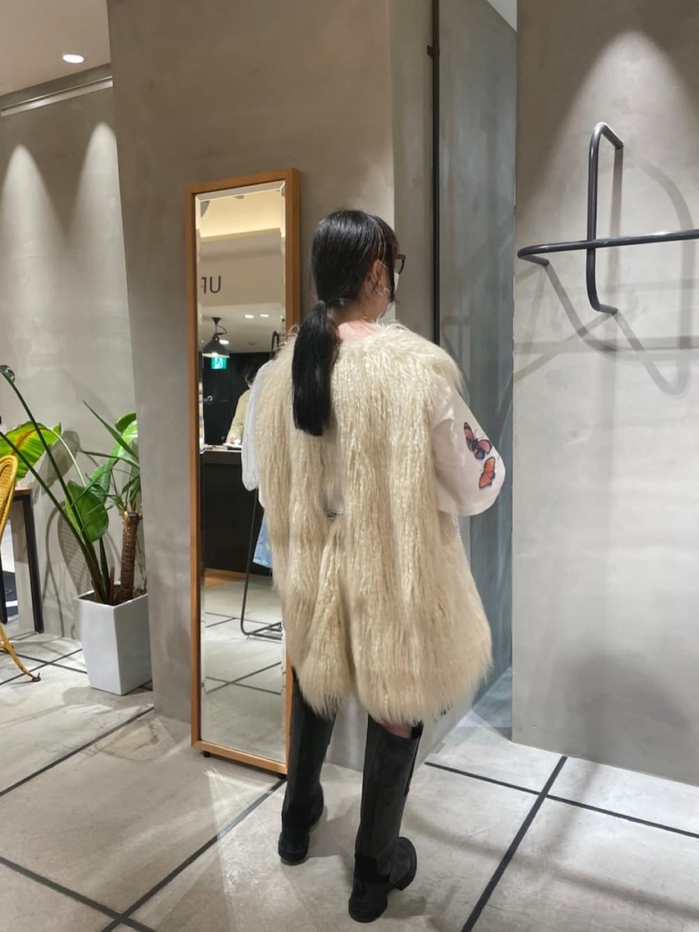 ホワイト系のジャケット/アウター、ブラック系のブーツを着用したレディースの夏コーディネートの2枚目の写真