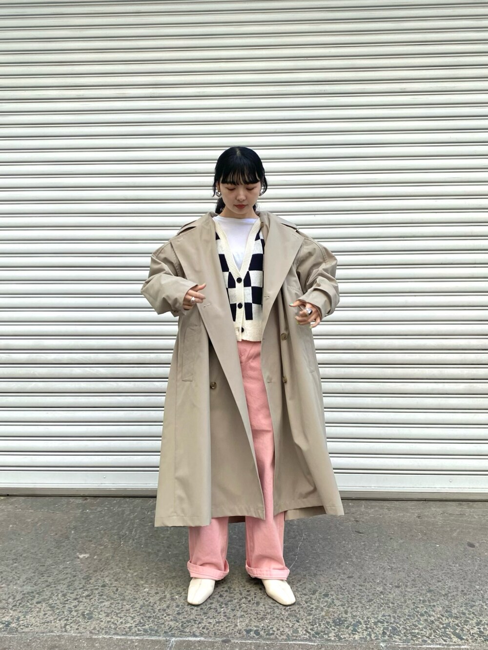 ホワイト系のTシャツ/カットソー、ブルー系のカーディガン/ボレロ、ピンク系のデニムパンツを着用したレディースの冬コーディネートの2枚目の写真