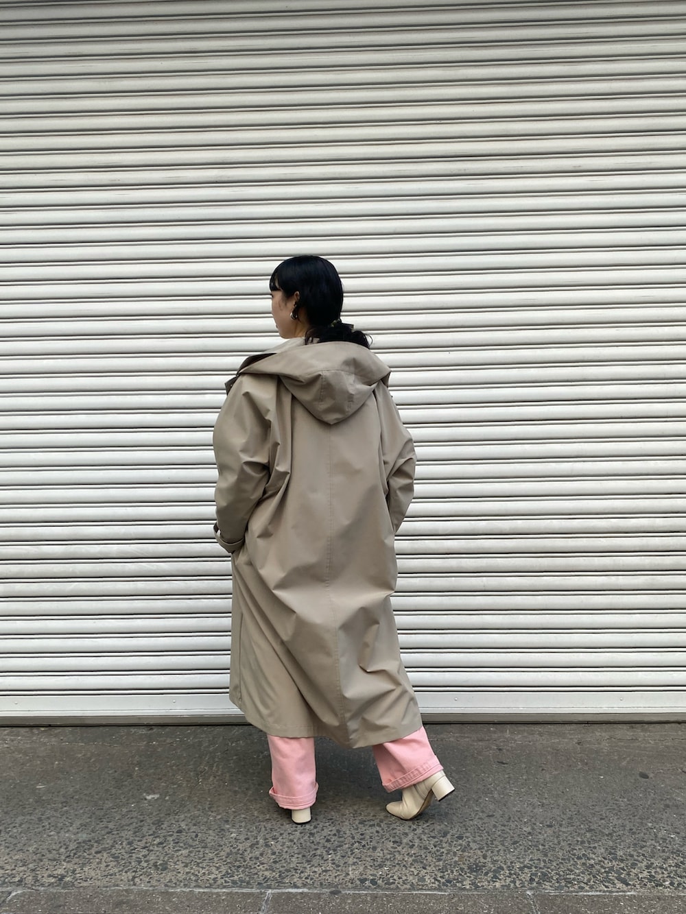 ホワイト系のTシャツ/カットソー、ブルー系のカーディガン/ボレロ、ピンク系のデニムパンツを着用したレディースの冬コーディネートの3枚目の写真