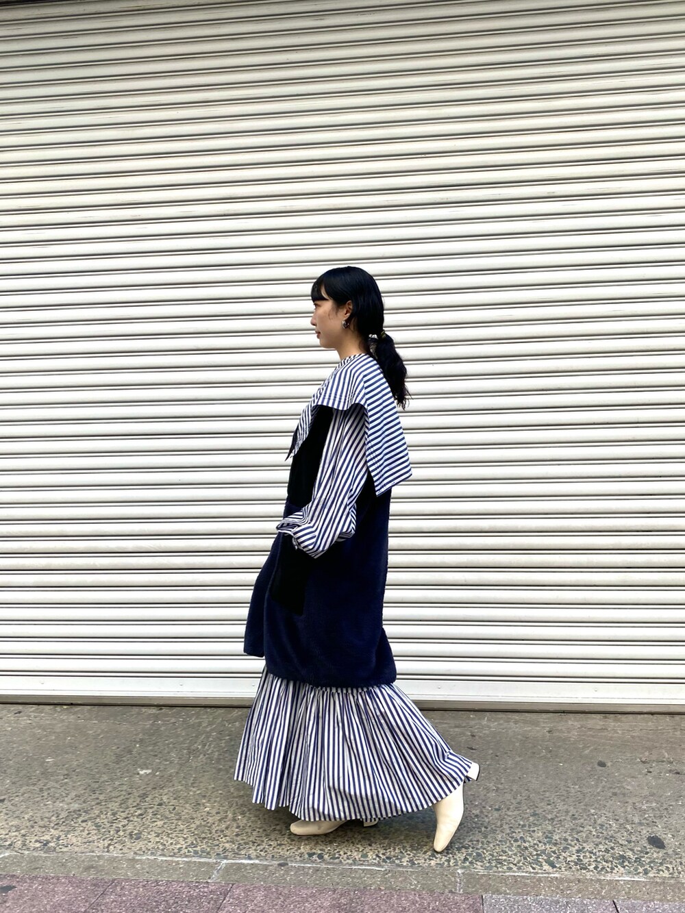 ブルー系のその他アウター、ホワイト系のブーツ、ブルー系のワンピースを着用したレディースの冬コーディネートの2枚目の写真