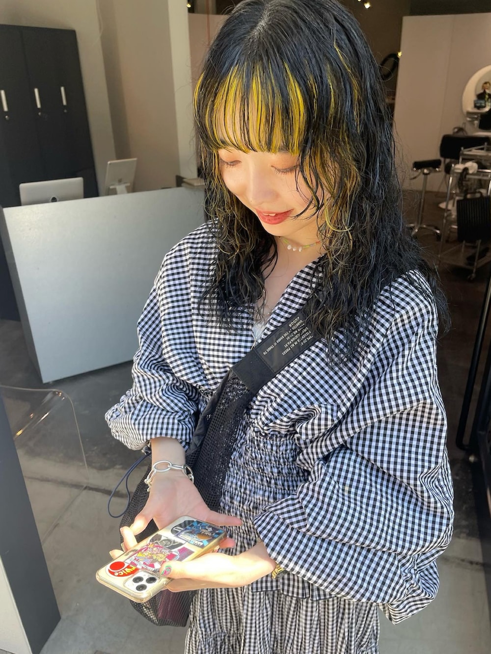 ブラック系のシャツ/ブラウス、ブラック系のスカートを着用したレディースの春コーディネートの2枚目の写真