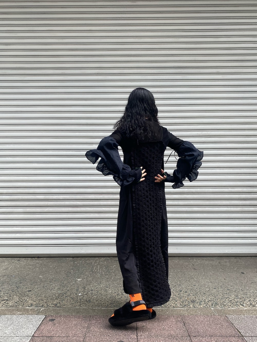 「大人カジュアル、大人コーデ、春、春先取り、おしゃれさんと繋がりたい、ootd、オールブラック、差し色、ファー小物、オレンジ、キャミワンピ、アームカバー、URBAN RESEARCH」｜「GANNIのアイテム（ワンピース/ドレス、ブラック系）」を使った、綾音さん（レディース・157cm）の冬コーディネートの2枚目の写真
