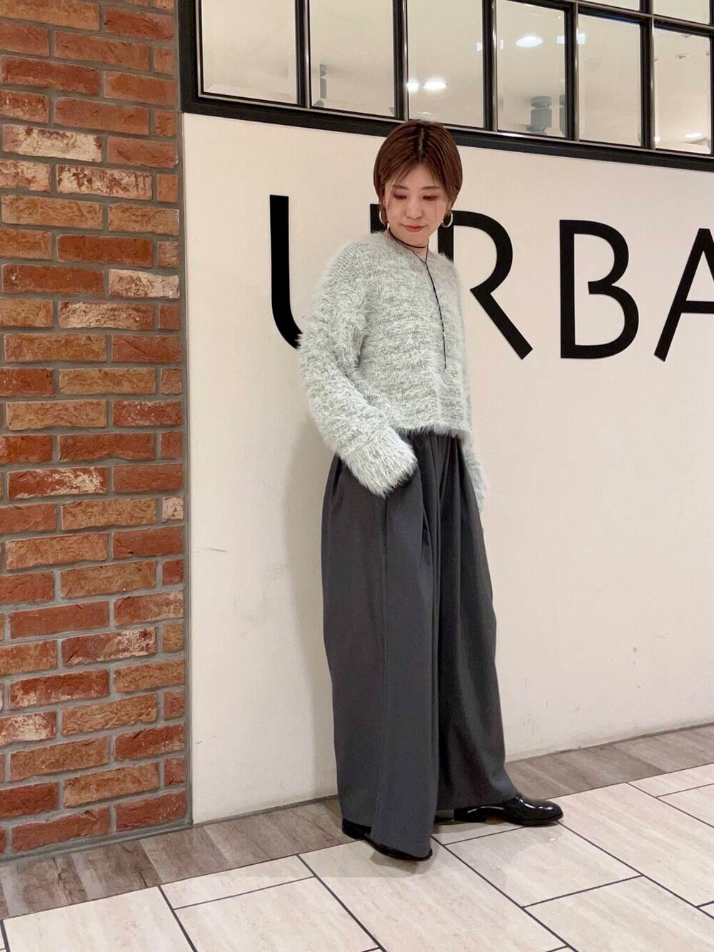 グレー系のその他パンツ、グレー系のニット/セーターを着用したレディースの秋コーディネートの2枚目の写真