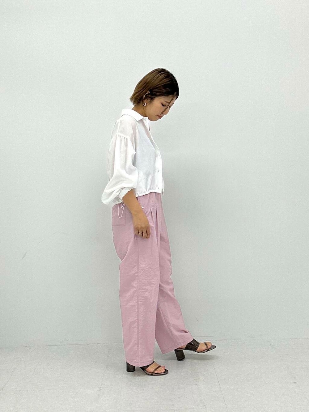 ホワイト系のシャツ/ブラウス、ピンク系のその他パンツを着用したレディースの春コーディネートの3枚目の写真