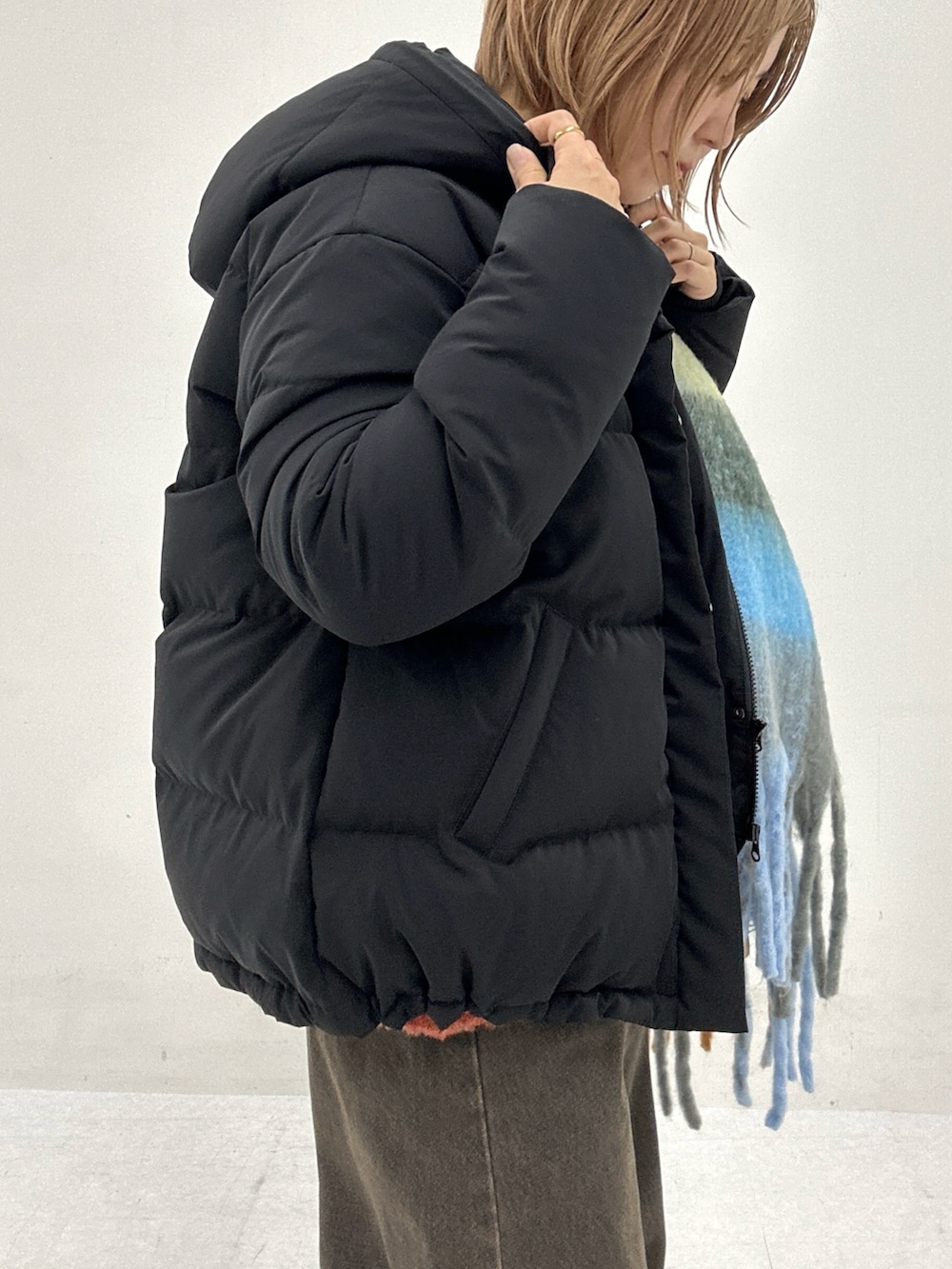 ブラック系のダウンジャケット/コートを着用したレディースの冬コーディネートの5枚目の写真