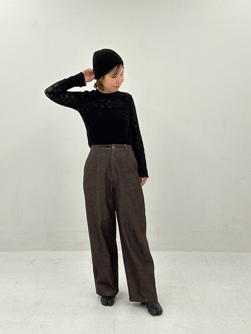 ブラウン系のデニムパンツ、ブラック系のTシャツ/カットソーを着用したレディースの秋コーディネートの2枚目の写真