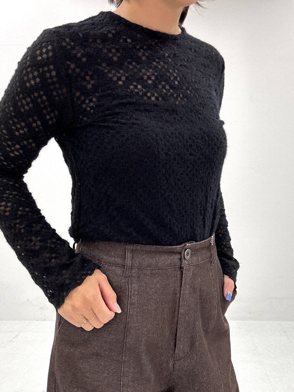 ブラウン系のデニムパンツ、ブラック系のTシャツ/カットソーを着用したレディースの秋コーディネートの3枚目の写真