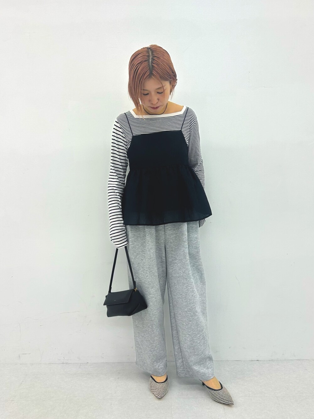 ブラック系のその他トップスを着用したレディースの春コーディネートの2枚目の写真