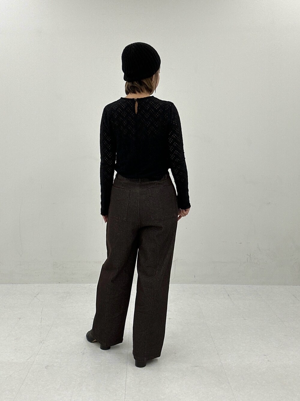 ブラウン系のデニムパンツ、ブラック系のTシャツ/カットソーを着用したレディースの秋コーディネートの4枚目の写真