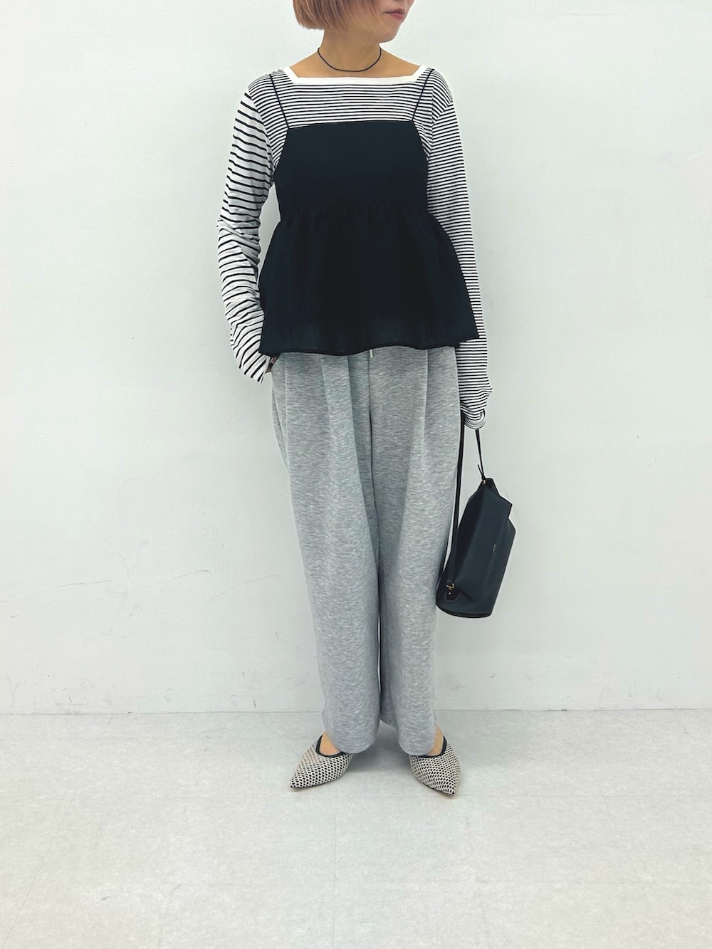 ブラック系のその他トップスを着用したレディースの春コーディネートの5枚目の写真